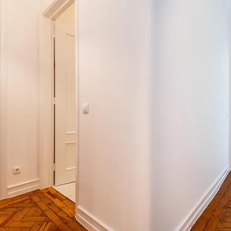 Stylish And Bright 2 Bedroom In Alameda Lissabon